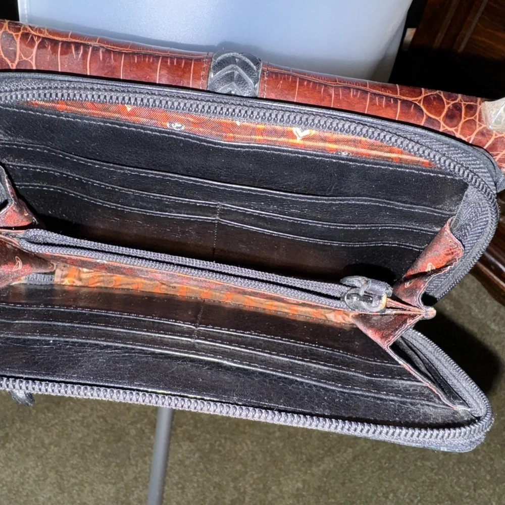 Elegant Black and Brown Leather Shoulder Bag - Picture 4 of 8